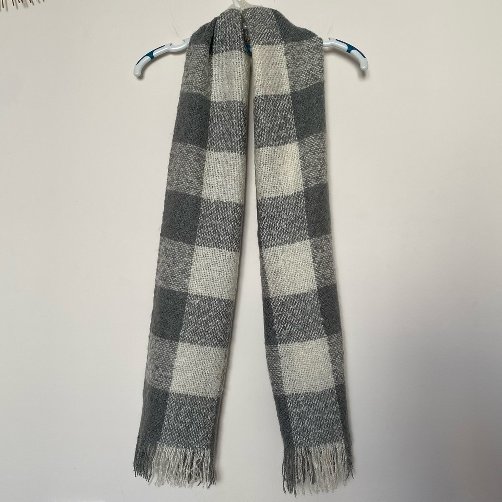 ❤️ Charming Charlie Grey & White Checkered Scarf With Fringe